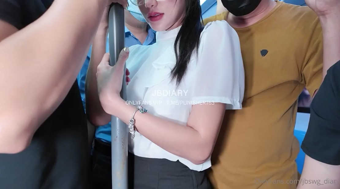 คลิปหลุดโอลี่แฟน jbswg_diary สาวออฟฟิศนมใหญ่หุ่นเด็ดในงานเย็ดธีมรถไฟฟ้าเสียว เจอไอหื่นรุมลวนลามชวนเสียวแล้วค่อยจับตอกหีเย็ดรัวๆ