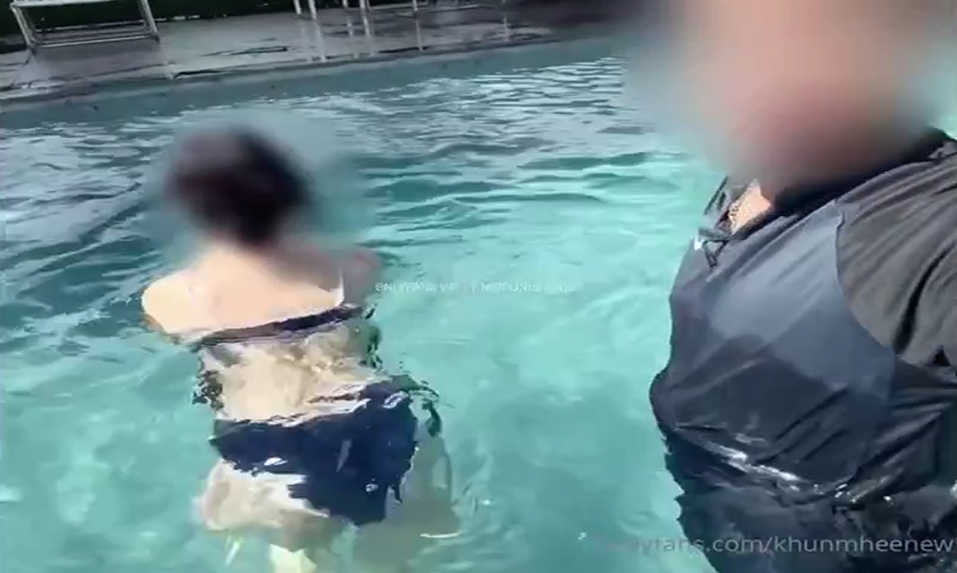 คลิปหลุดโอลี่แฟน khunmheenew คุณพี่หมีนัดสาวมาเที่ยวโรงแรมหรู ชวนไปเล่นน้ำเสร็จแล้วลากมาต่อที่ห้องจับแหกขาล้วงหีเสียวๆก่อนจับเย็ดรัวๆ